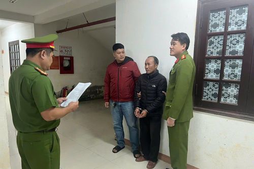 Chạy vào đường cấm, tài xế xe tải liên tục lạng lách khi bị CSGT truy đuổi