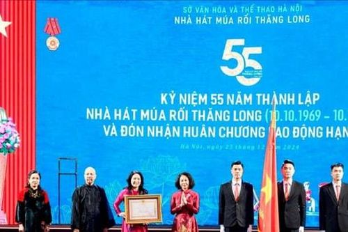 Nhà hát Múa rối Thăng Long đón Huân chương Lao động hạng Ba