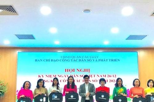 Quận Cầu Giấy khen thưởng 28 cộng tác viên có nhiều thành tích trong công tác dân số