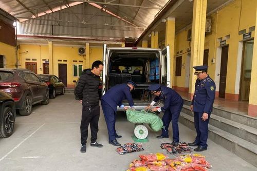 Xe ô tô khách đang lưu thông, chở hàng nghìn sản phẩm xúc xích nhiều không bị chặn đứng