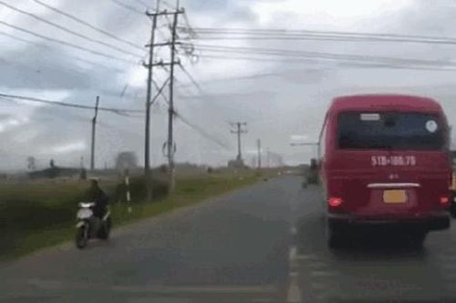 Xe máy phóng như bay, lao thẳng vào xe ba gác tại nút giao khiến 1 người tử vong