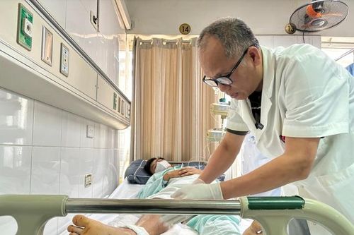 Người đàn ông bị đứt rời cổ chân khi đang làm vườn