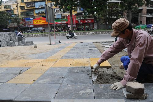 Hà Nội yêu cầu kiểm tra, xử lý thông tin về chất lượng vỉa hè