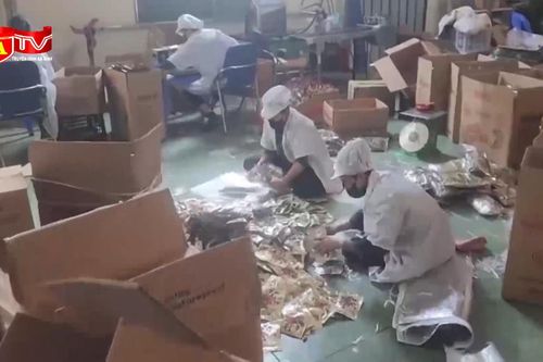 Cận cảnh dây chuyền 'hô biến' thực phẩm trôi nổi thành sản phẩm có nhãn hiệu