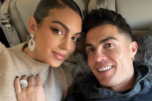 Bạn gái Ronaldo khoe quà Giáng sinh đắt đỏ