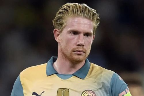 Cầu thủ Man City bị bắt ngủ lại sân tập