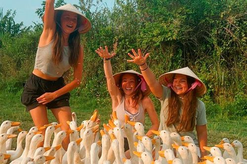 Rộn ràng khách Tây đến Việt Nam chăn vịt, phụ hồ