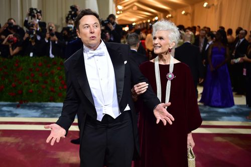 Mẹ của Elon Musk 'gây sốt' ở Trung Quốc