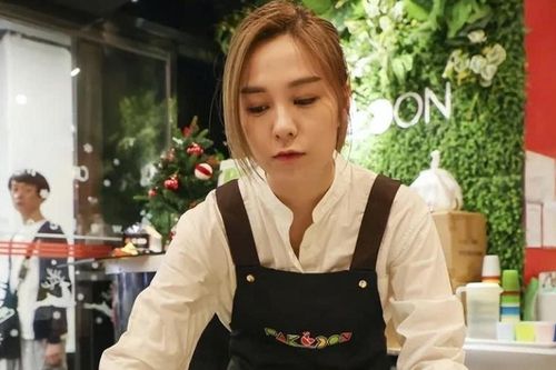 Diễn viên Lương Ân làm bồi bàn