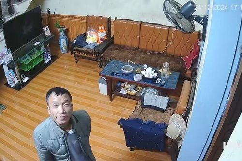 Xúc động cảnh ông bố gọi con gái về ăn lẩu gà