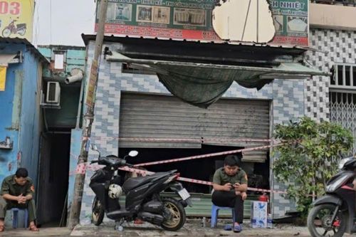Đập tường, cứu hai người trong căn nhà bốc cháy ở TP.HCM