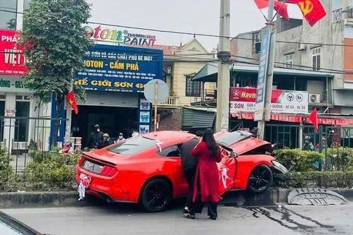 Ford Mustang đón dâu nát đầu sau khi đâm vào dải phân cách