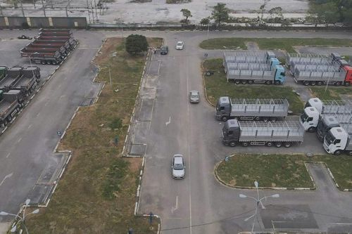 Tập lái chung sân với bãi xe đầu kéo: nguy hiểm rình rập học viên