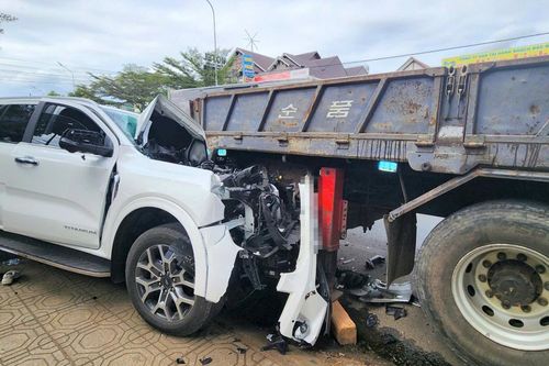 Tai nạn giao thông mới nhất 26/12/2024: ôtô biến dạng sau khi lọt gầm xe tải