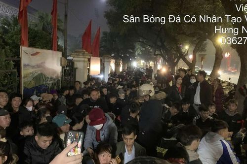 Người dân xếp hàng dài trước một ngày bán vé trận tuyển Việt Nam đấu Singapore