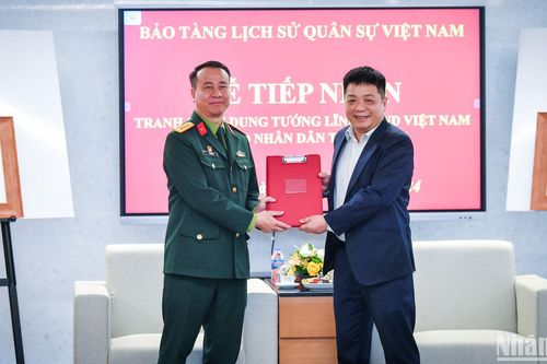Báo Nhân Dân trao tặng bộ tranh các vị tướng tài danh cho Bảo tàng Lịch sử Quân sự Việt Nam