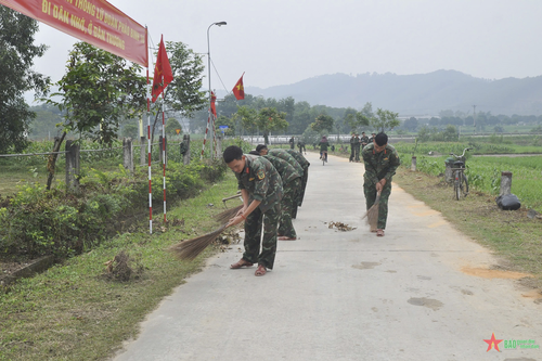 Lữ đoàn Pháo binh 16 (Quân khu 4) thực hiện công tác dân vận tại huyện Hương Sơn (Hà Tĩnh)