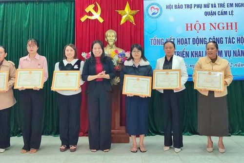 Chủ tịch UBND TP Đà Nẵng khen thưởng Hội Bảo trợ Phụ nữ và trẻ em nghèo bất hạnh quận Cẩm Lệ