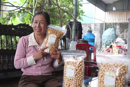 Nhộn nhịp làng nghề bánh cà cuối năm