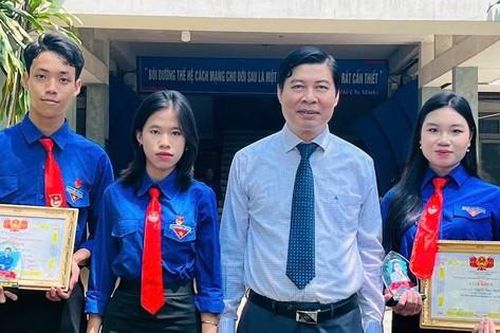 Nam sinh thủ khoa tỉnh Long An từng 2 lần định bỏ học để đi làm để phụ giúp bà