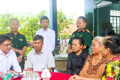 Lãnh đạo TPHCM thăm hỏi gia đình của các liệt sĩ hy sinh trong diễn tập tác chiến phòng thủ