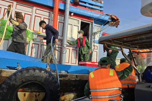 Bộ đội Biên phòng giải cứu 13 ngư dân gặp nạn trên biển