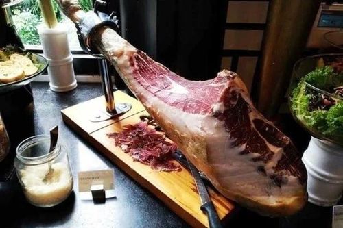 Đùi heo muối 40 triệu đổ bộ chợ Tết, nhà giàu tranh nhau mua