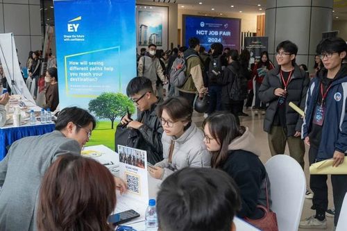 Nhà trường 'bắt tay' với doanh nghiệp mang việc làm tới sinh viên