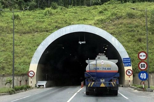 Không vận chuyển thuốc nổ, khí đốt, xăng, dầu qua các công trình hầm dài từ 100 m trở lên