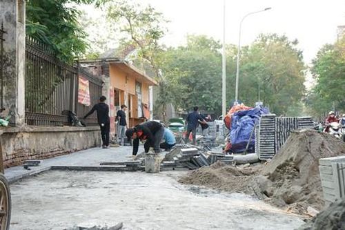 Chủ tịch Hà Nội yêu cầu xử lý, 'bêu tên' quận, huyện thi công vỉa hè ẩu