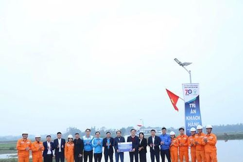 Khánh thành đường điện chiếu sáng bằng năng lượng điện mặt trời