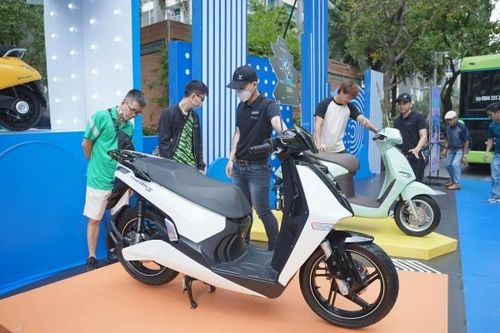 Người dùng hồ hởi mua xe máy điện, nhận một năm thuê pin kèm ưu đãi 3 triệu đồng
