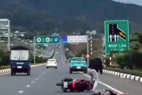 Điều tra vụ thanh niên đu cửa taxi trên cao tốc Liên Khương - Đà Lạt