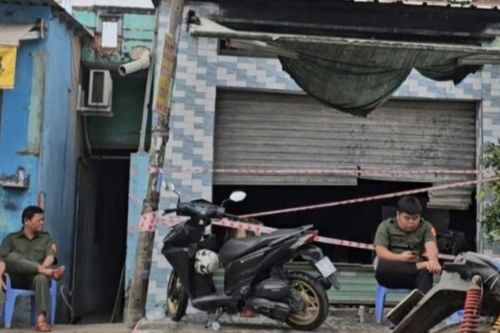 Hàng xóm dùng búa tạ phá tường, cứu 2 người ngạt khói ở TPHCM