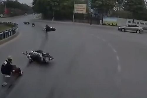 Hàng loạt xe máy ngã sõng soài trên đường ở Bắc Ninh