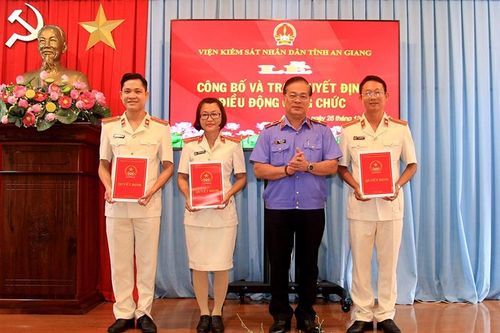 VKSND tỉnh An Giang trao Quyết định điều động công chức