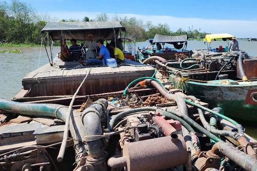 Lập biên bản xử lý 3 phương tiện thủy vận chuyển cát sông không rõ nguồn gốc