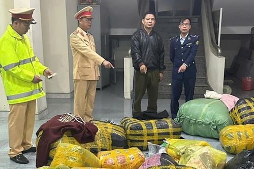 Phát hiện xe ô tô chở 40 kiện hàng quần áo không rõ nguồn gốc