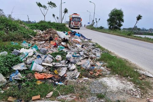 Thành phố Vinh xuất hiện nhiều 'bãi tập kết' rác thải xây dựng không phép