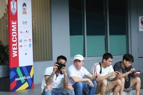 Người hâm mộ Việt Nam tại Singapore 'vật vờ' chờ mua vé cổ vũ thầy trò HLV Kim Sang-sik