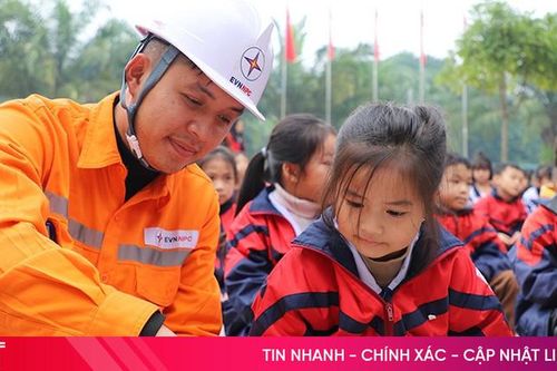 Điện lực Hà Tĩnh tặng quà các trường học ở Hương Sơn
