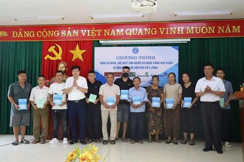 Agribank dành 4 tỷ đồng tặng sổ bảo hiểm cho người dân bị thiệt hại bởi bão lũ