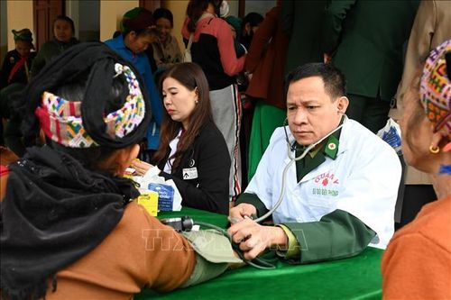 'Ngôi nhà thiện nguyện sao xanh' xua tan giá rét miền biên viễn