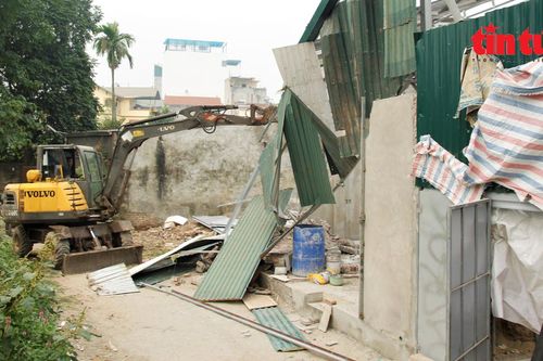 Cưỡng chế các công trình vô chủ 'mọc' trên đất công ở quận Nam Từ Liêm