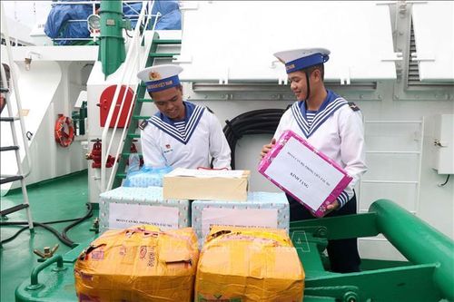 Đoàn công tác ra thăm, chúc Tết quân và dân huyện đảo Trường Sa