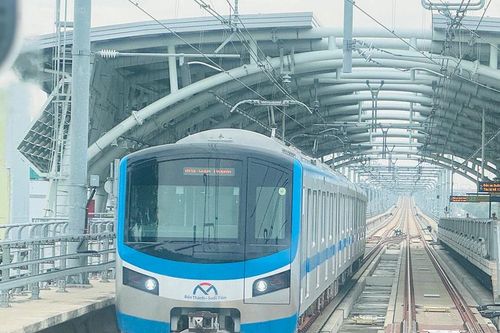 Một đoàn tàu metro số 1 phải tạm dừng 10 phút vì lỗi tín hiệu