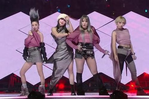 2NE1 'phá đảo' sân khấu SBS Gayo Daejeon sau 10 năm, Dara khiến fan xúc động