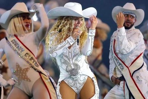 Beyoncé như nữ thần trên sân khấu Giáng sinh, con gái 12 tuổi là khách mời đặc biệt