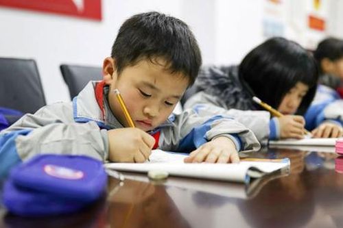 Học trò làm bài toán '32:4=8' nhưng bị chấm sai, giáo viên đưa ra lời giải thích xuất sắc