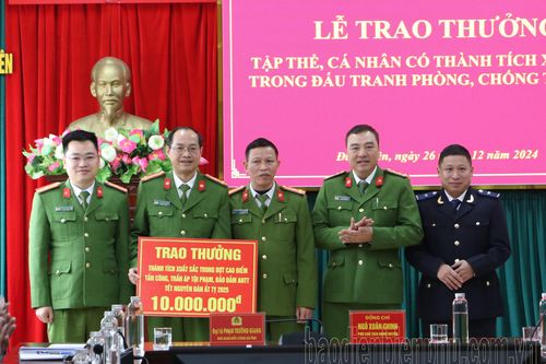 Trao thưởng tập thể, cá nhân có thành tích xuất sắc trong đấu tranh phòng, chống tội phạm
